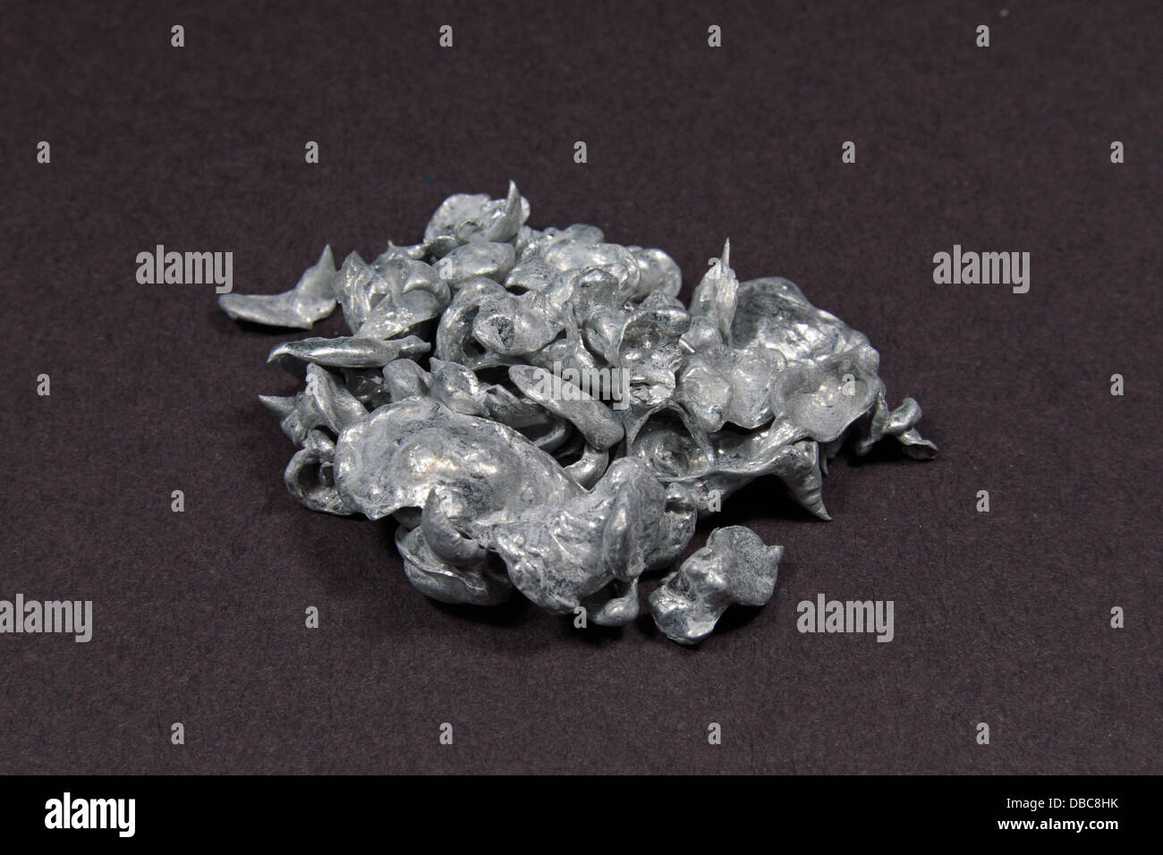 Granulat des Metalls Zink Zn, wie in einem UK-Gymnasium verwendet. Stockfoto