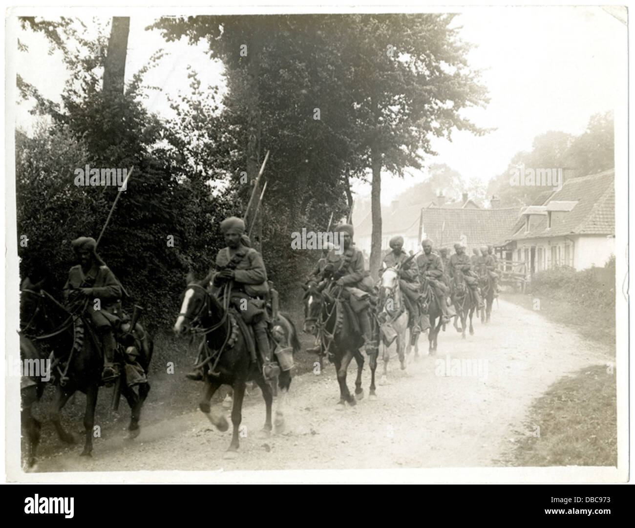 Eine Fotografie, die indische Lancer zeigt, die während des Ersten Weltkriegs durch Frankreich marschieren. Dieses Bild zeigt den Beitrag der Kolonialtruppen zu den Kriegsanstrengungen in Europa. Stockfoto
