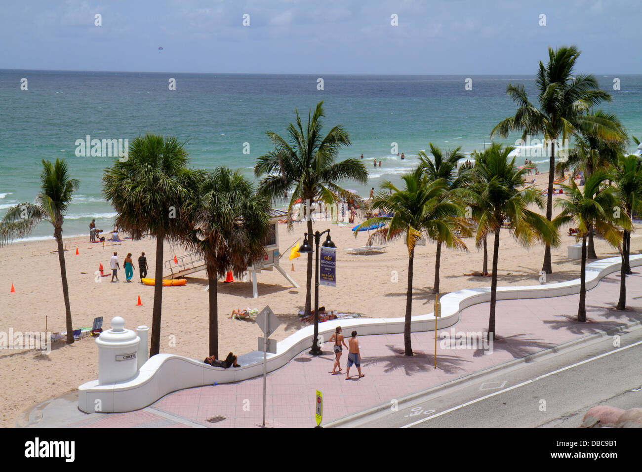 Fort Ft. Lauderdale Florida, South Fort Lauderdale Beach Boulevard, A1A, Sonnenanbeter, Atlantischer Ozean, Sand, Palmen, Ufermauer, Meeresmauer, Blick auf FL130720169 Stockfoto