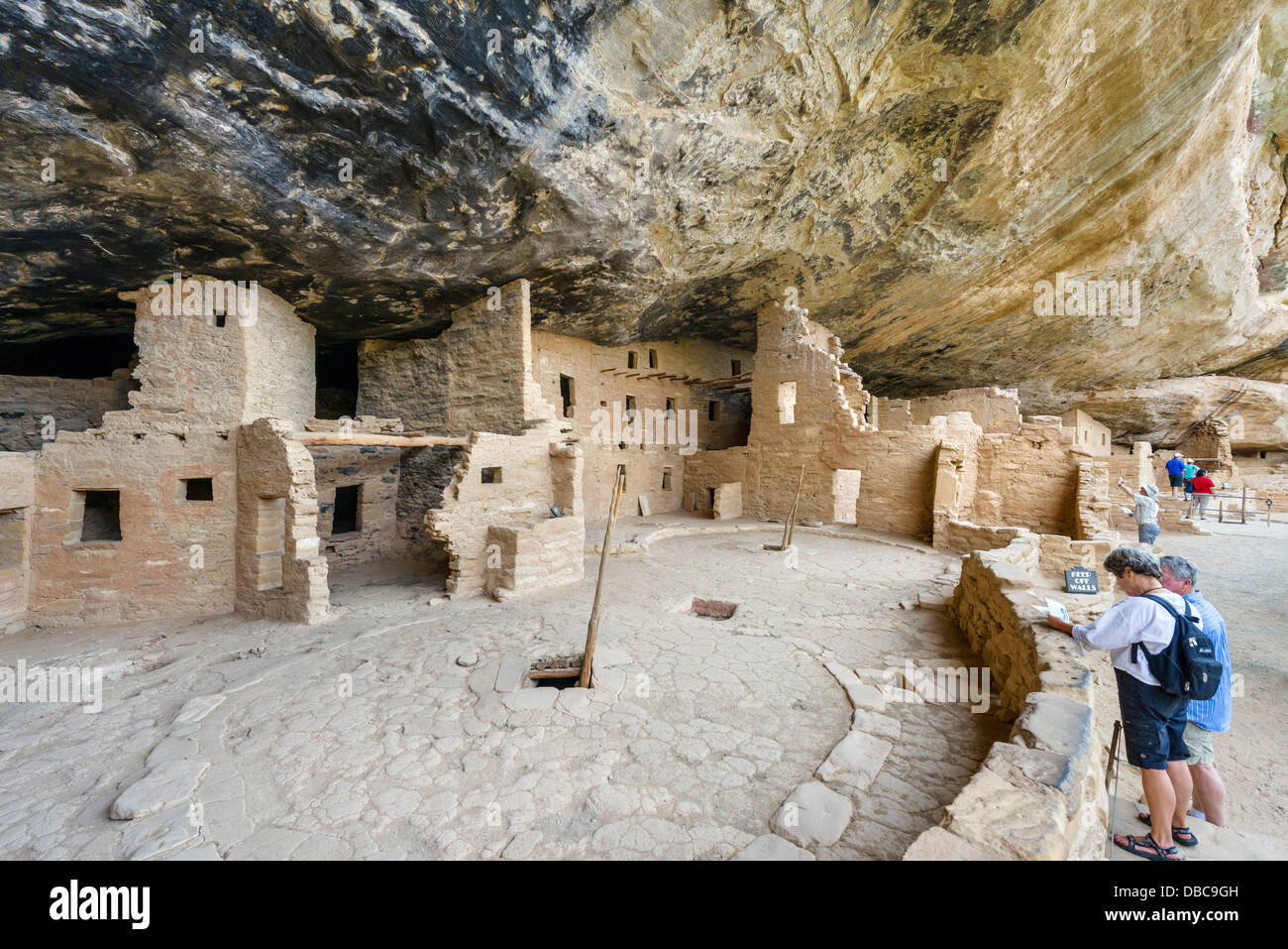 Touristen in den Ruinen des Spruce Tree House, alten Anasazi Pueblo-Wohnungen, Mesa Verde National Park, Cortez, Colorado, USA. Klippenwohnung. Stockfoto