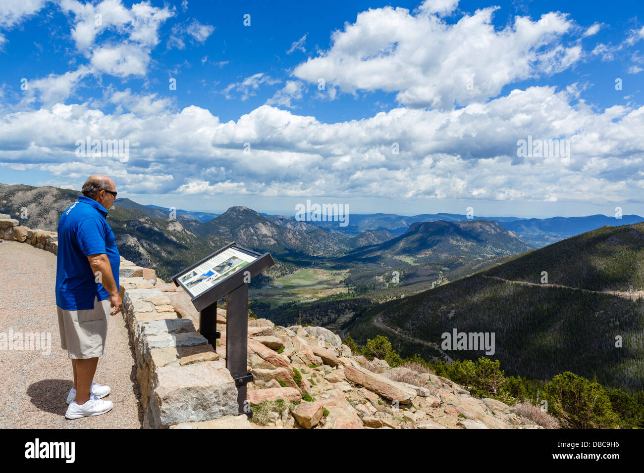 Blick von der Rainbow-Kurve-Aussichtspunkt an 3280m, Trail Ridge Road, Rocky Mountain Nationalpark, Colorado, USA Stockfoto
