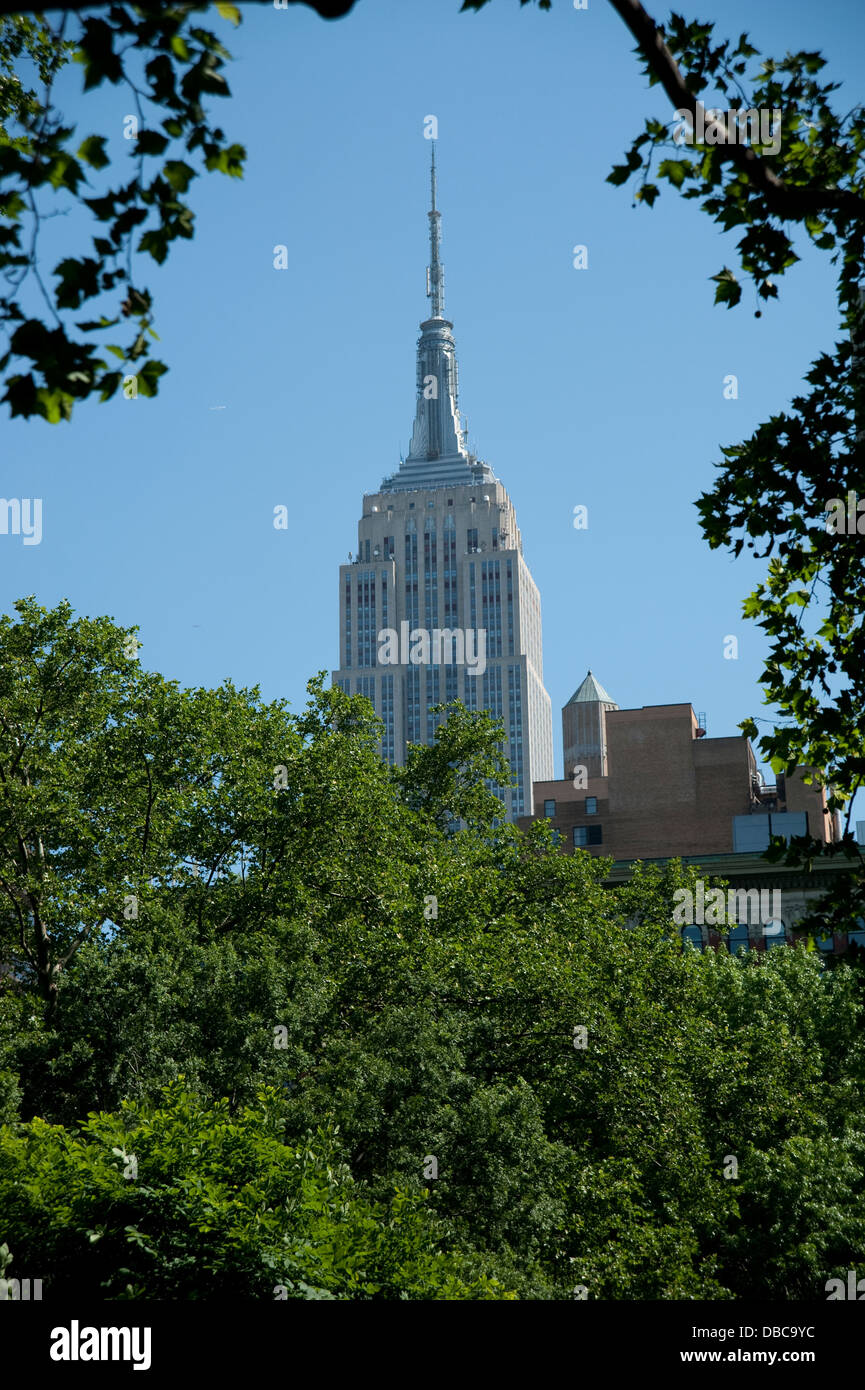 Ein Blick auf das Empire State Building, umrahmt von Bäumen, in New York City Stockfoto