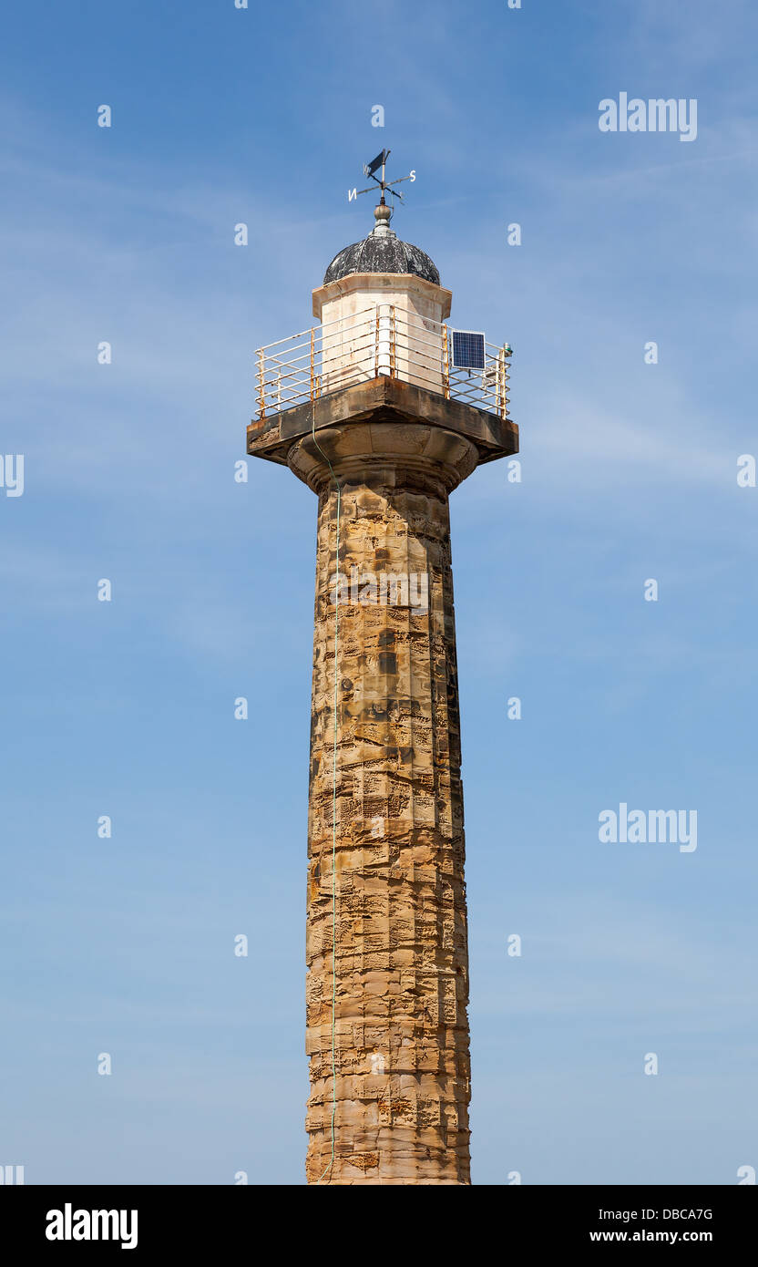 Whitby Leuchtturm eine hohe steinerne Konstruktion am Eingang zum Hafen von Whitby Yorkshire Stockfoto