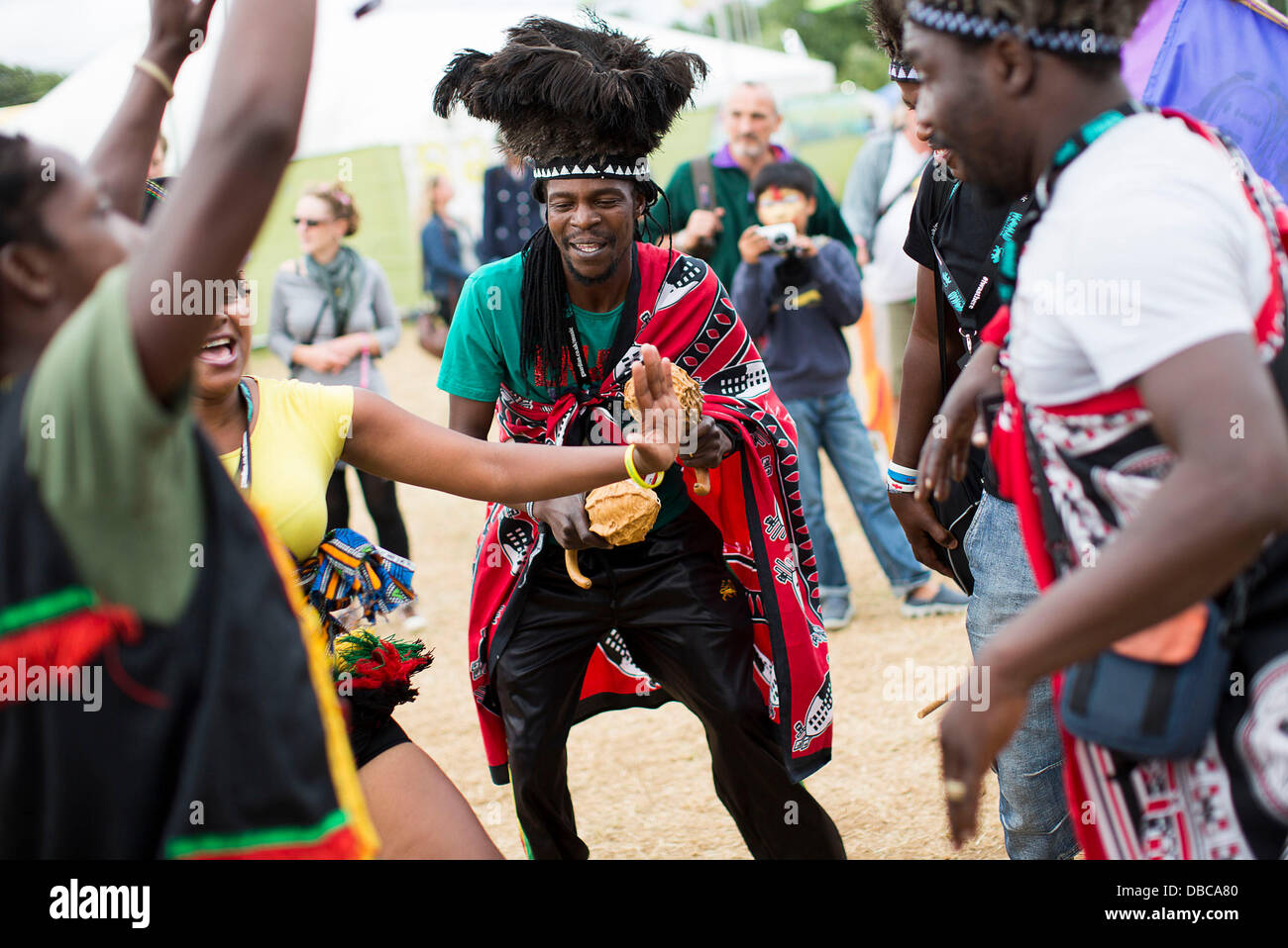 Malmesbury, Großbritannien. 28. Juli 2013. Menschen nehmen an der Prozession durch WOMAD Festival in Charlton Park in der Nähe von Malmesbury in Wiltshire. Die World Music Festival zieht fast 40.000 Menschen, die ländliche Lage. Bildnachweis: Adam Gasson/Alamy Live-Nachrichten Stockfoto