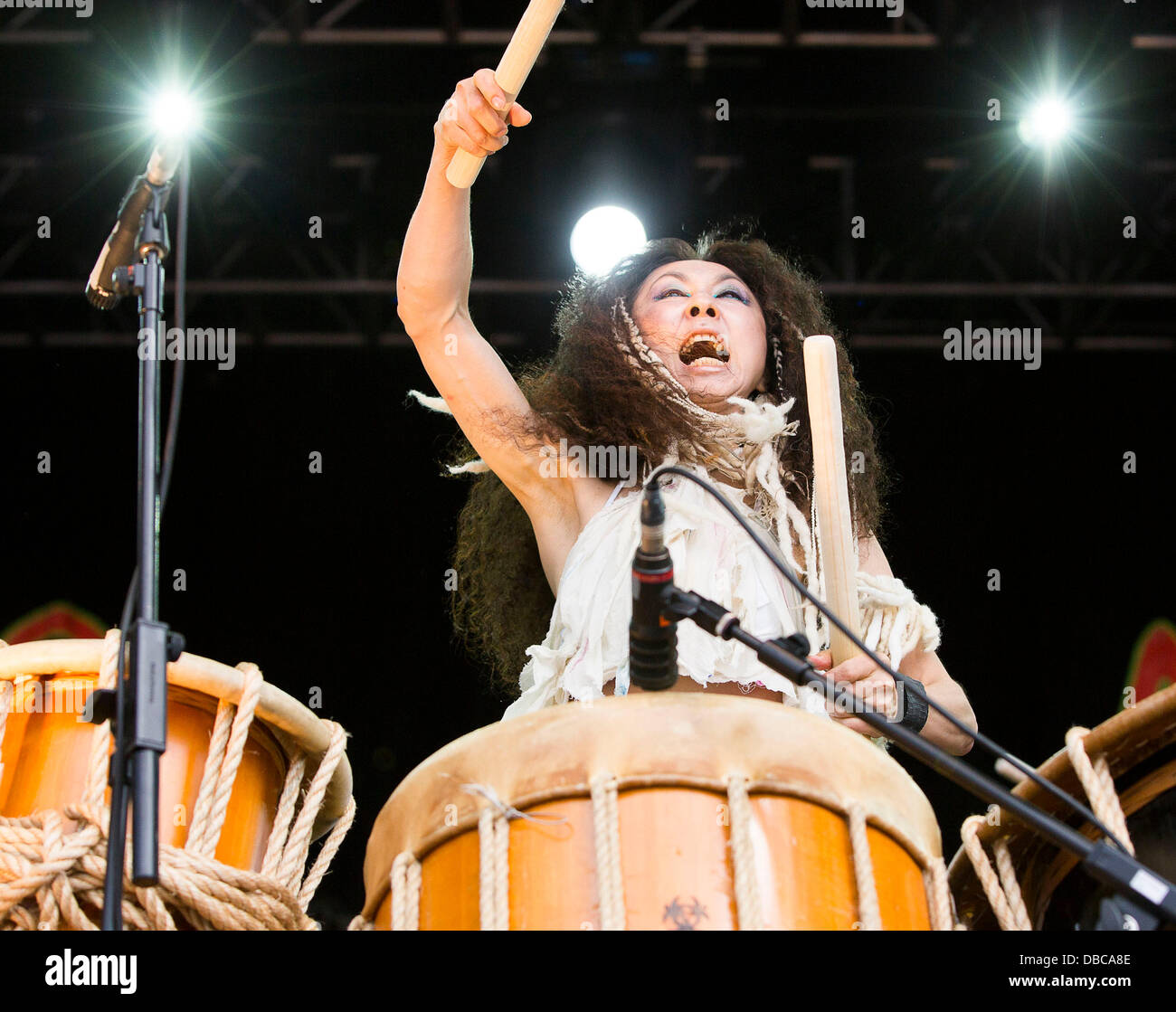 Malmesbury, Großbritannien. 28. Juli 2013. GOCOO, eine Gruppe von japanischen Taiko-Trommler, führen beim WOMAD-Festival in Charlton Park in der Nähe von Malmesbury in Wiltshire. Die World Music Festival zieht fast 40.000 Menschen, die ländliche Lage. Bildnachweis: Adam Gasson/Alamy Live-Nachrichten Stockfoto