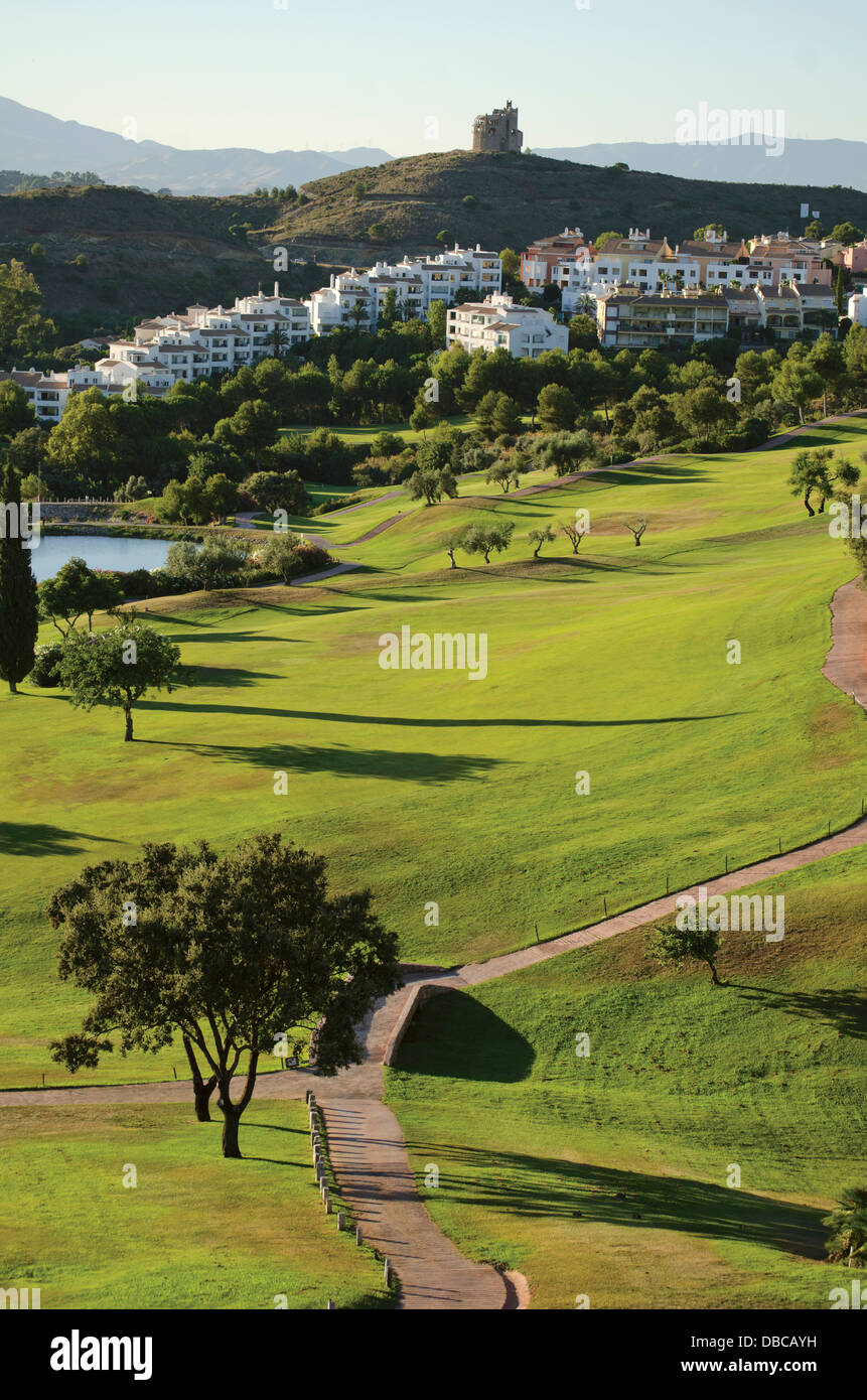 18 Loch-Golfplatz, Alhaurin Golf Resort, umgeben von Mehrfamilienhäusern, Malaga, Spanien. Stockfoto