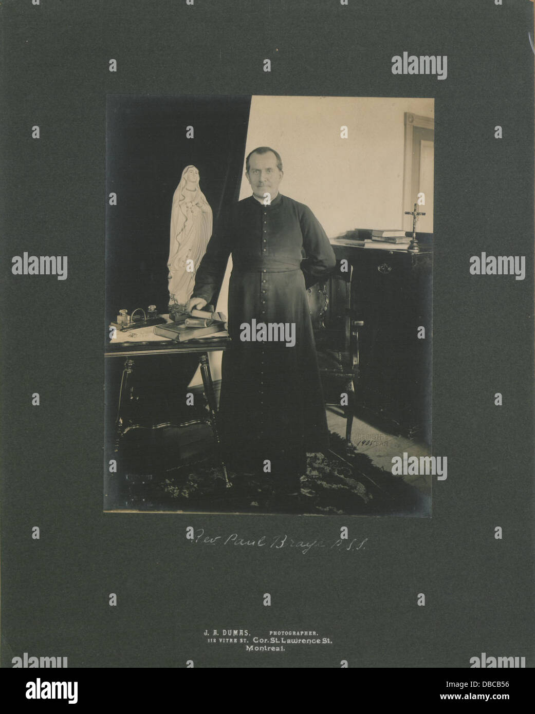 Dieses Bild zeigt L’Abbé Paul Braye, ein Mitglied des Sulpician Ordens in Montreal. Das Foto zeigt ihn in einem formellen Rahmen, der seine Rolle in der religiösen Gemeinschaft widerspiegelt. Stockfoto