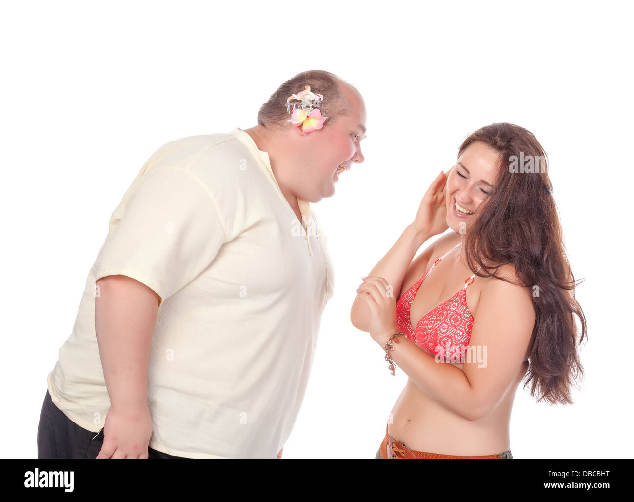 Junge fröhliche paar in Sommerkleidung, viel Spaß auf weißem Hintergrund Stockfoto