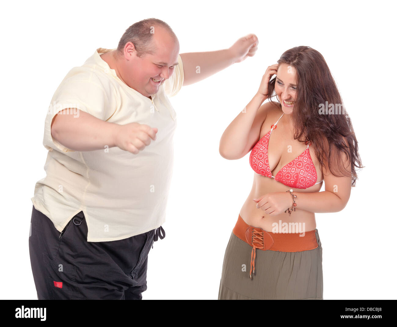 Junge fröhliche paar in Sommerkleidung, viel Spaß auf weißem Hintergrund Stockfoto