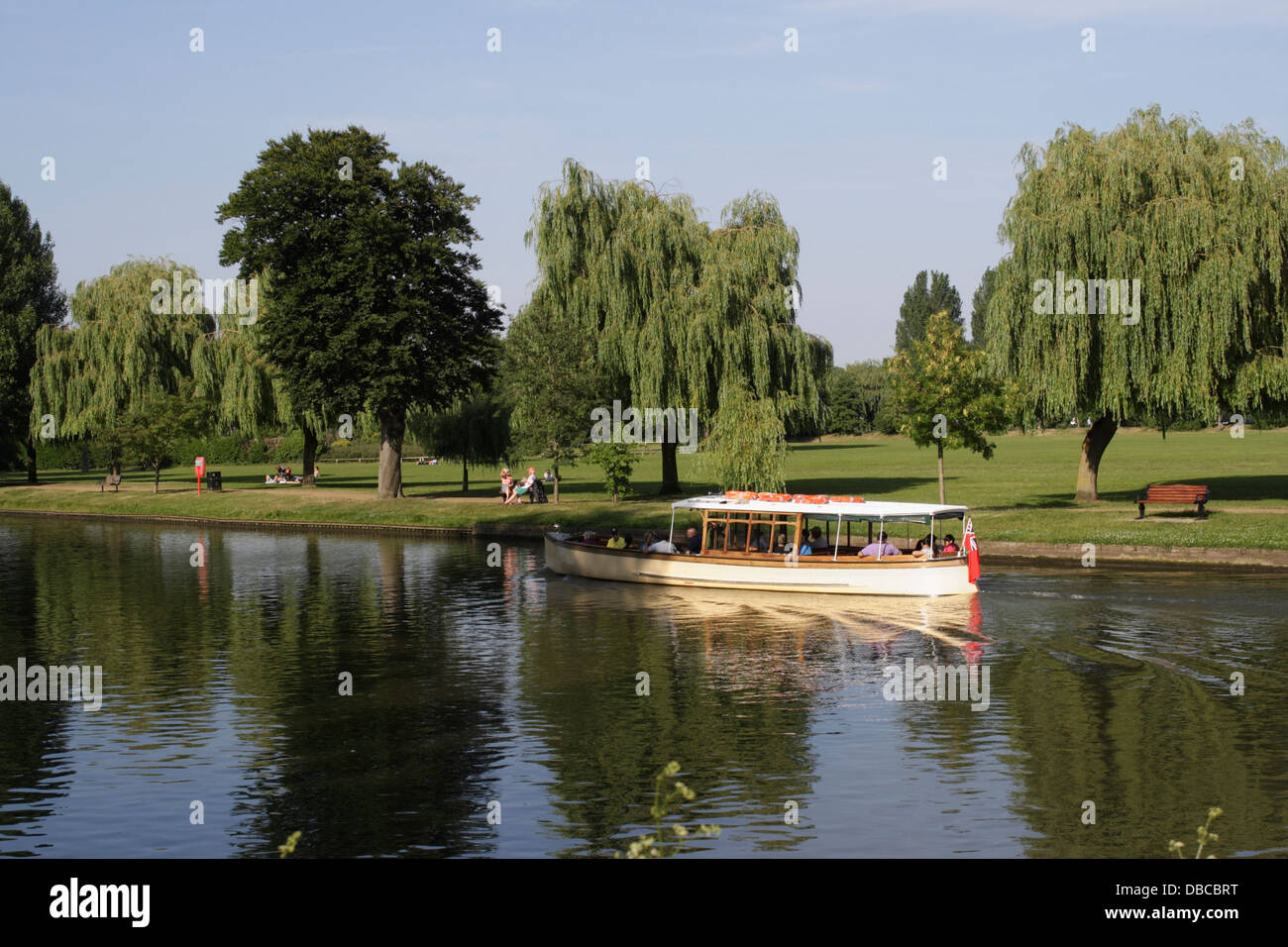 Promenadenfahrt mit Touristen auf dem Fluß Avon in Stratford-upon-Avon, England Stockfoto Promenadenfahrt mit Touristen auf dem Fluß Avon in Stratford-upon-Avon, England Stockfoto