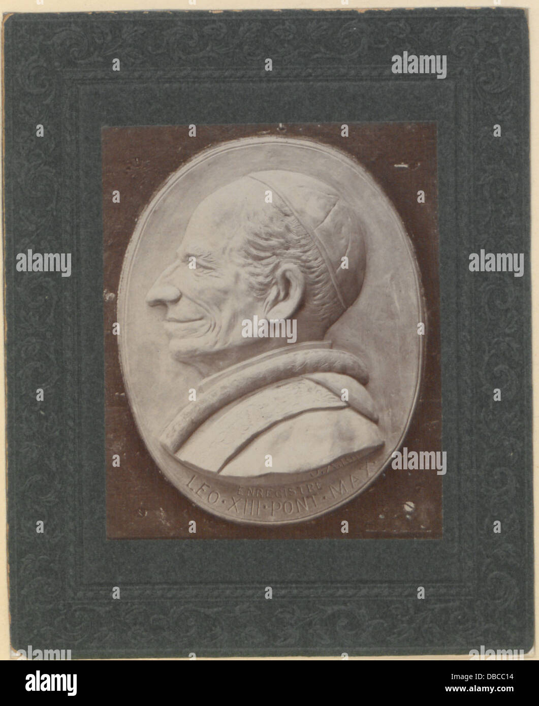 Ein Porträt von Papst Leo XIII., bekannt für seine Leitung der römisch-katholischen Kirche von 1878 bis 1903. Das Bild fängt sein würdevolles Aussehen und päpstliche Insignien ein. Stockfoto