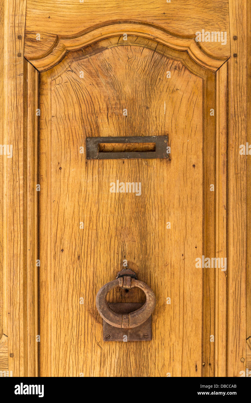 Tür klopfen an eine gelbe Holztür Stockfoto