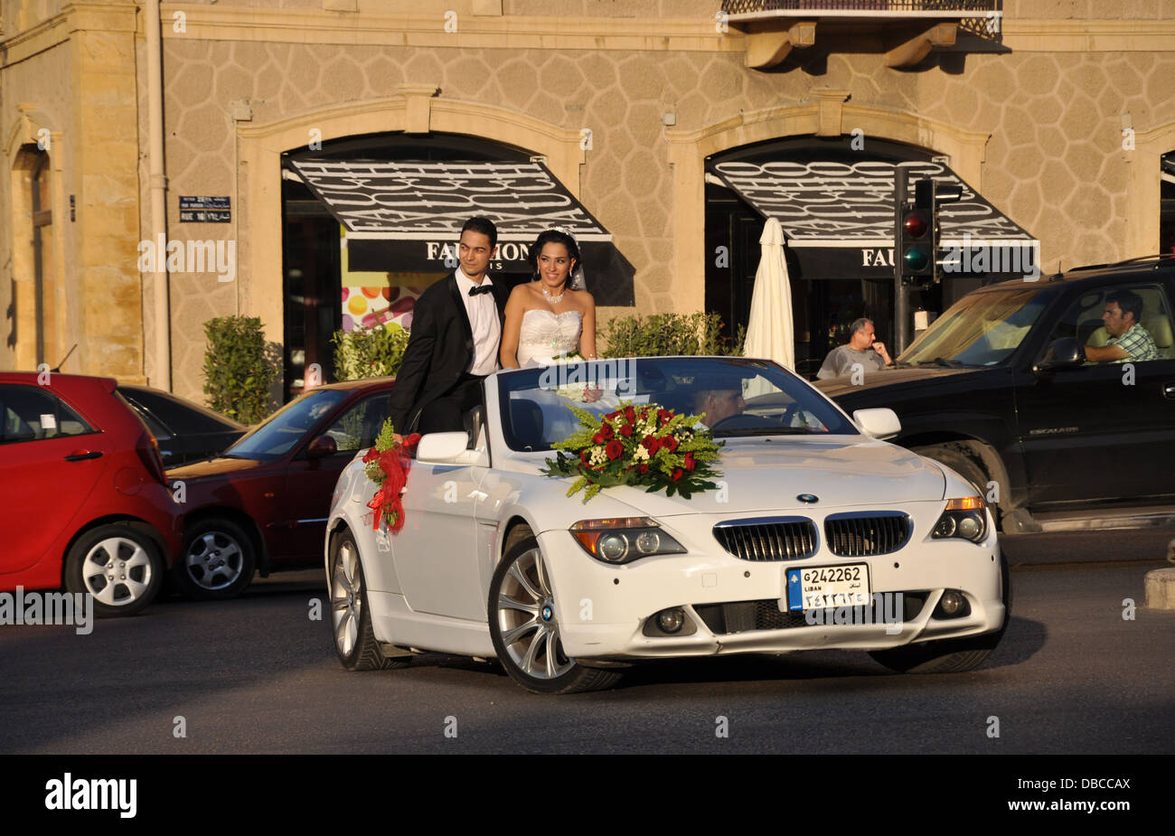 Ein junges Paar in Beirut, Libanon, Fahrt in einem offenen Top BMW am Tag ihrer Hochzeit Stockfoto
