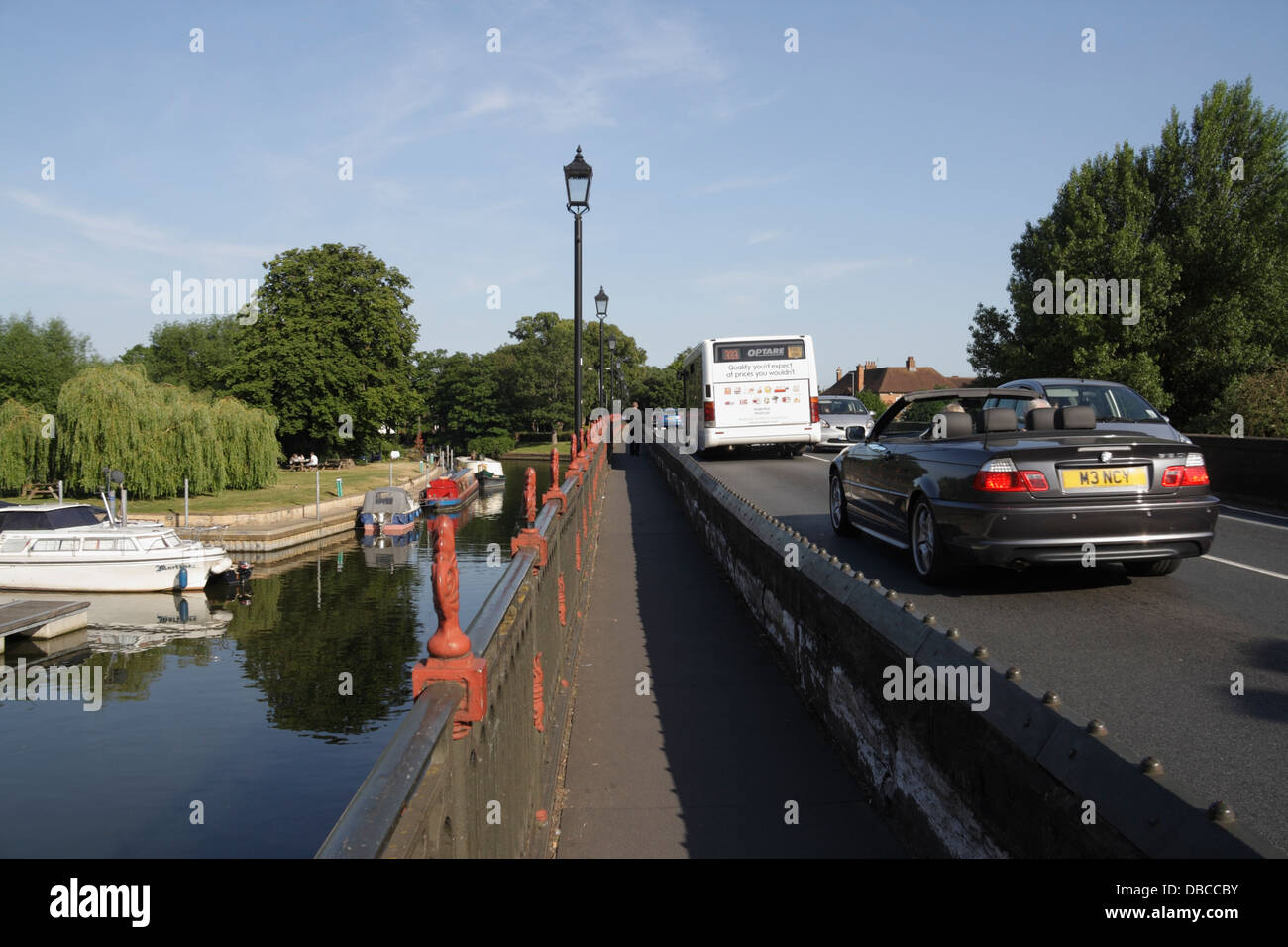 Bridgefoot Brücke mit Busy Verkehr in Stratford Upon Avon Stockfoto