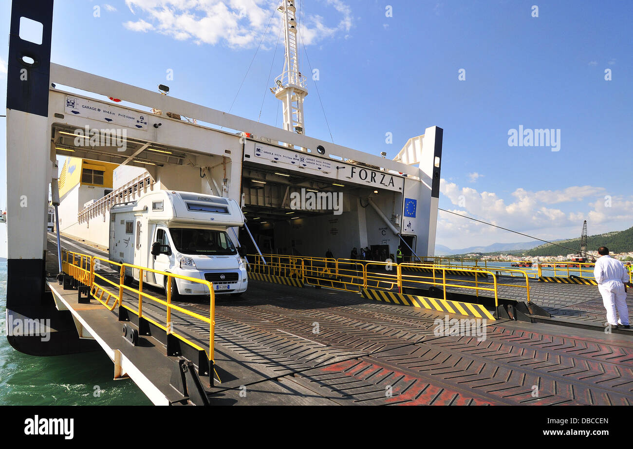 Reisemobil disembarks aus der Fährverbindung über Nacht von Patras, Peloponnes, Griechenland Rücklauframpe am Fährhafen Bari in Italien Stockfoto