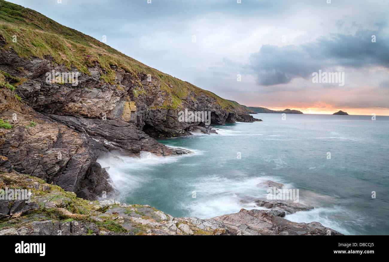 Schroffe Steilküsten, Meeresgrotten und hohe Wellen an Epphaven zwischen Lundy Bay und Port Quin in Cornwall Stockfoto