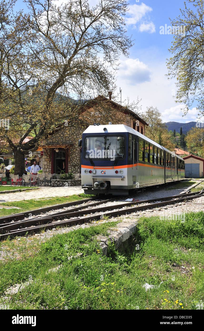 Griechische Zug, der auf die malerische 750 mm Spurweite Zahnradbahn von Diakofto, ein Berg der Stadt, an der Küste bei Kalavryta, Peloponnes, Griechenland Stockfoto