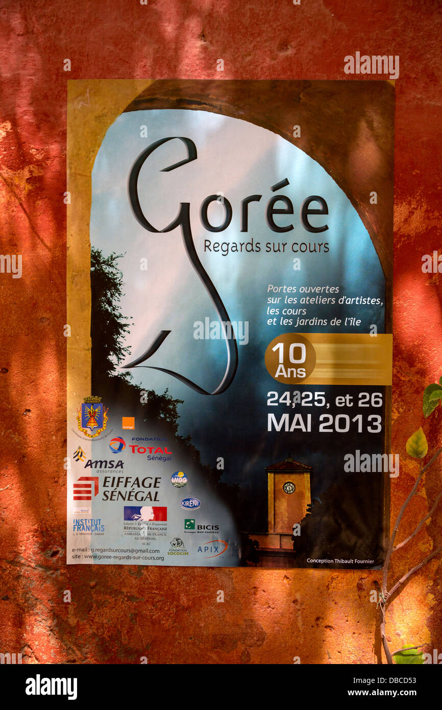 Plakat kündigt zehnten Jahrestag von Goree Island "Offene Höfe" Arts Festival. Senegal Stockfoto