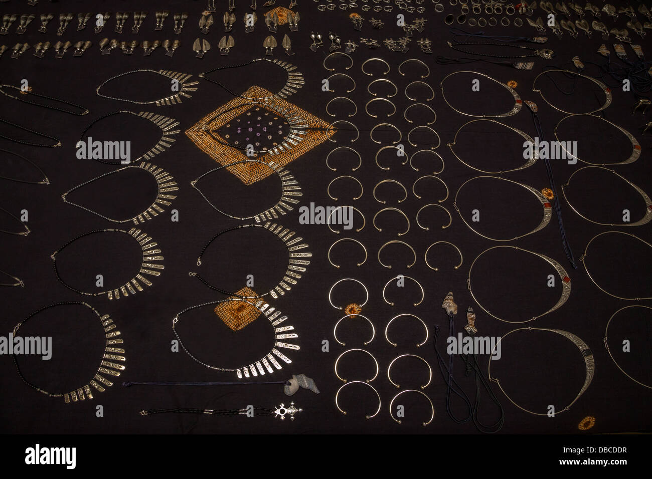 Tuareg Silberschmuck, made in Niger, Goree Arts Festival, Goree Island, Senegal verkauft werden. Stockfoto