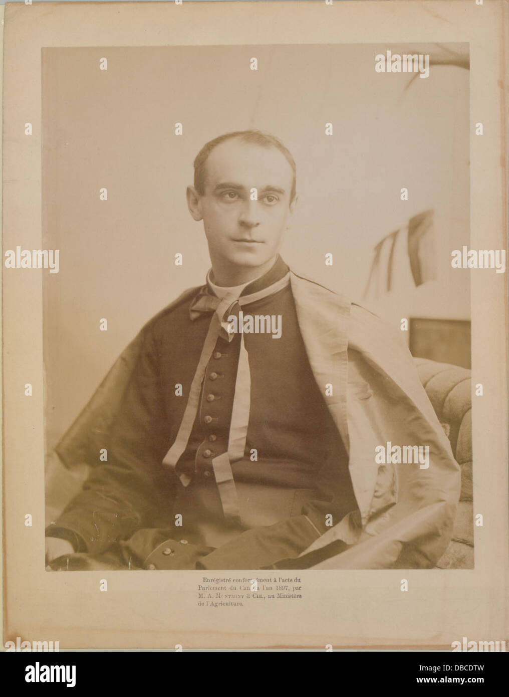 Ein formelles Porträt von Mgr. Merry Del Val, ein päpstlicher Delegierter. Das Bild zeigt seine Rolle als Vertreter des Vatikans und hebt seine klerikale Kleidung und seine würdevolle Präsenz hervor. Stockfoto