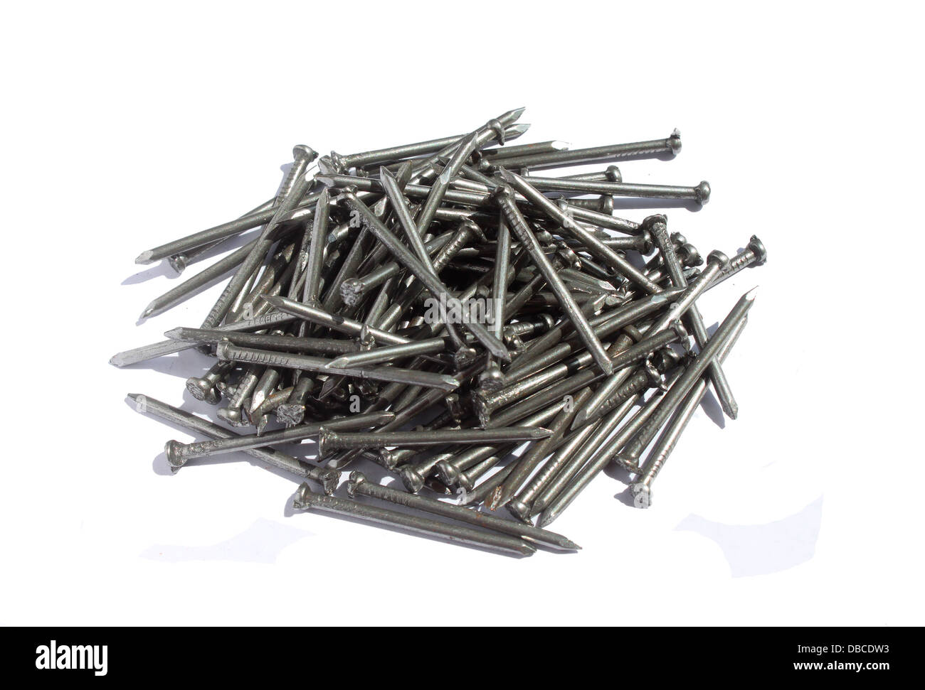 Bündel von 2 Zoll Metall Nägel in weißem Hintergrund Stockfoto