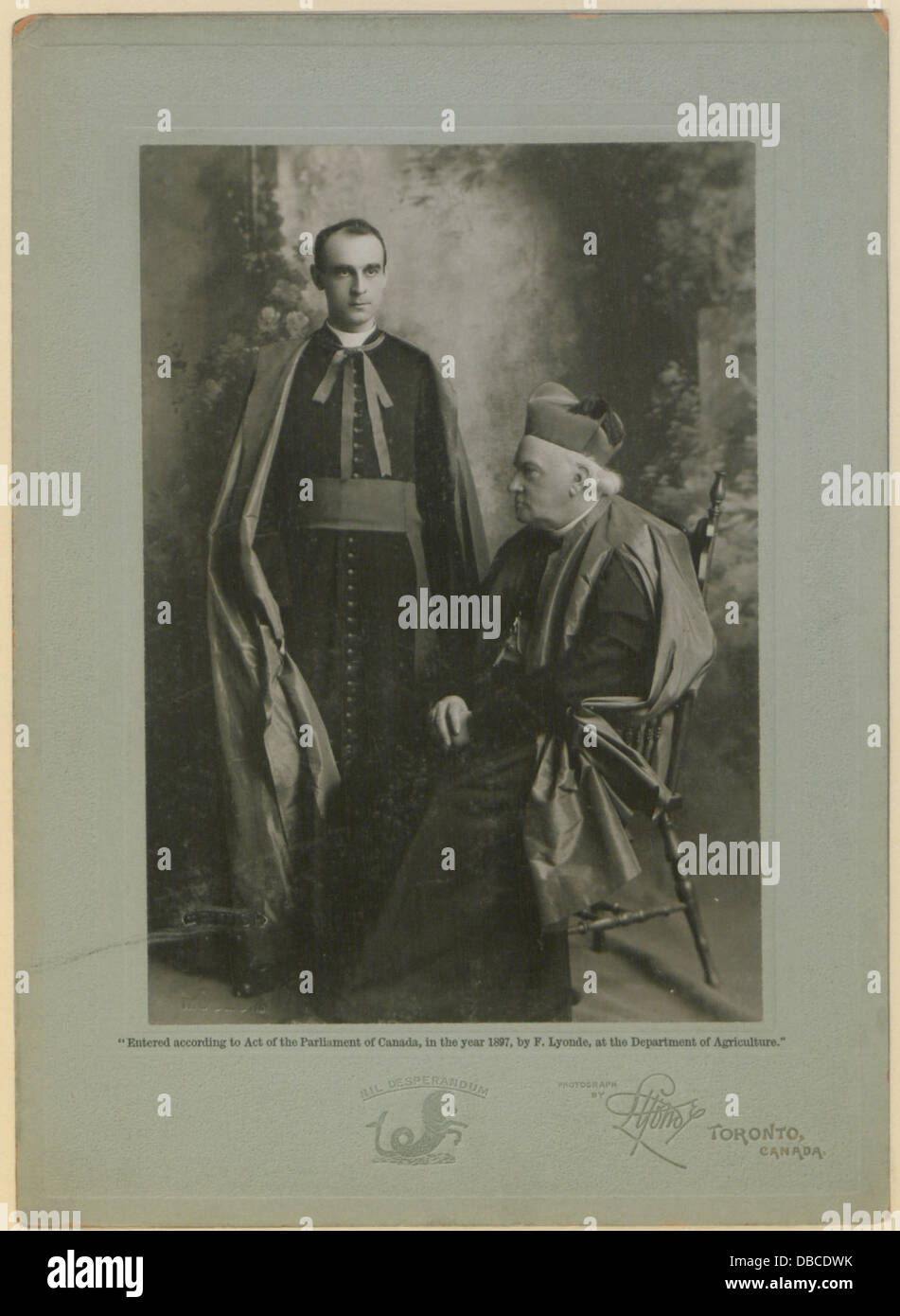 Dieses Foto zeigt Mgr Merry H Del Val, päpstlicher Delegierter, neben Erzbischof Walsh in Toronto. Das Bild fängt beide religiösen Figuren in einem formalen Rahmen ein und repräsentiert ihre Rolle in der katholischen Kirche. Stockfoto