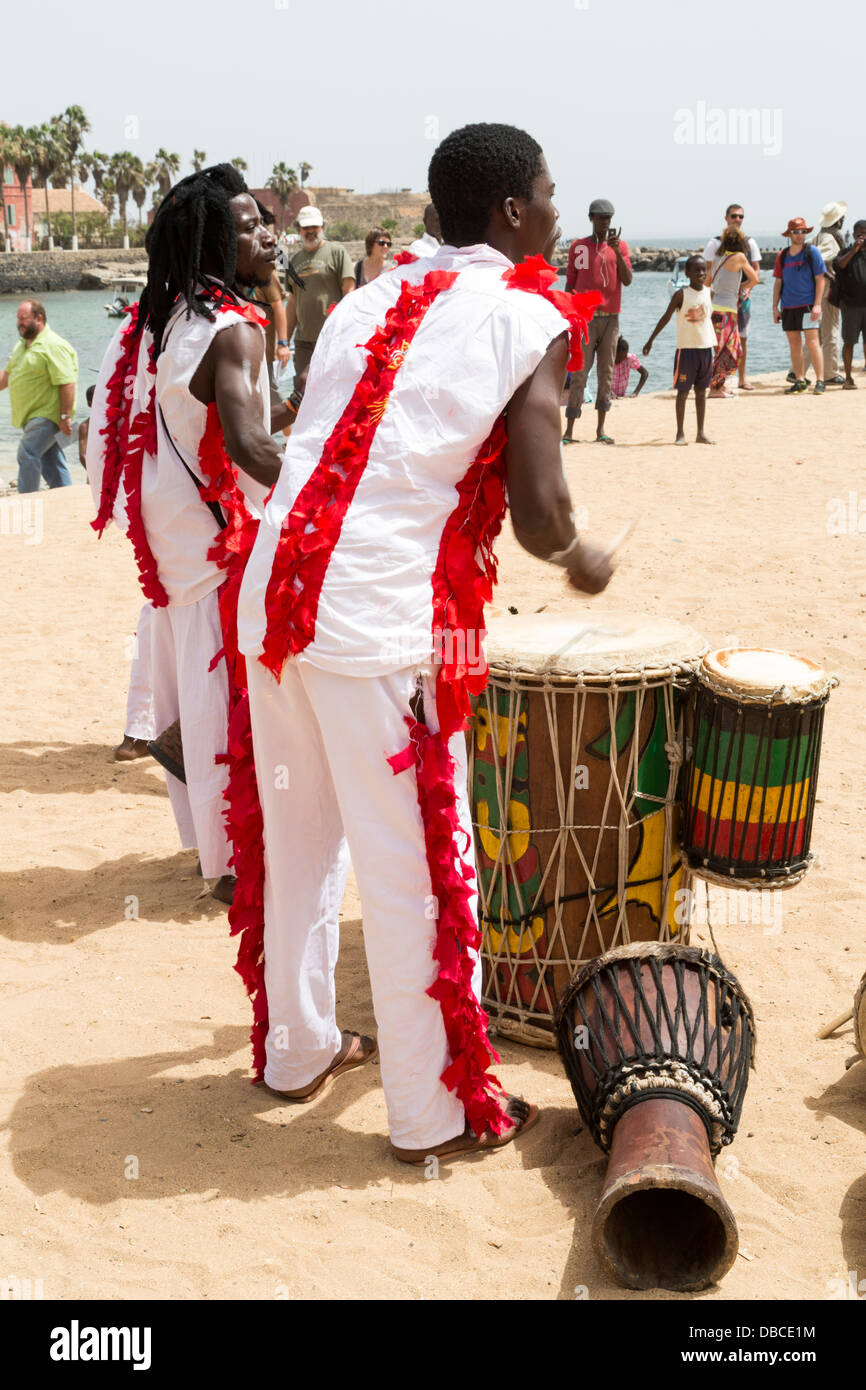 Trommler und Turner durchführen, um Besucher, alle zwei Jahre stattfindenden Kunstfestivals, Goree Island, Senegal begrüßen zu dürfen. Stockfoto