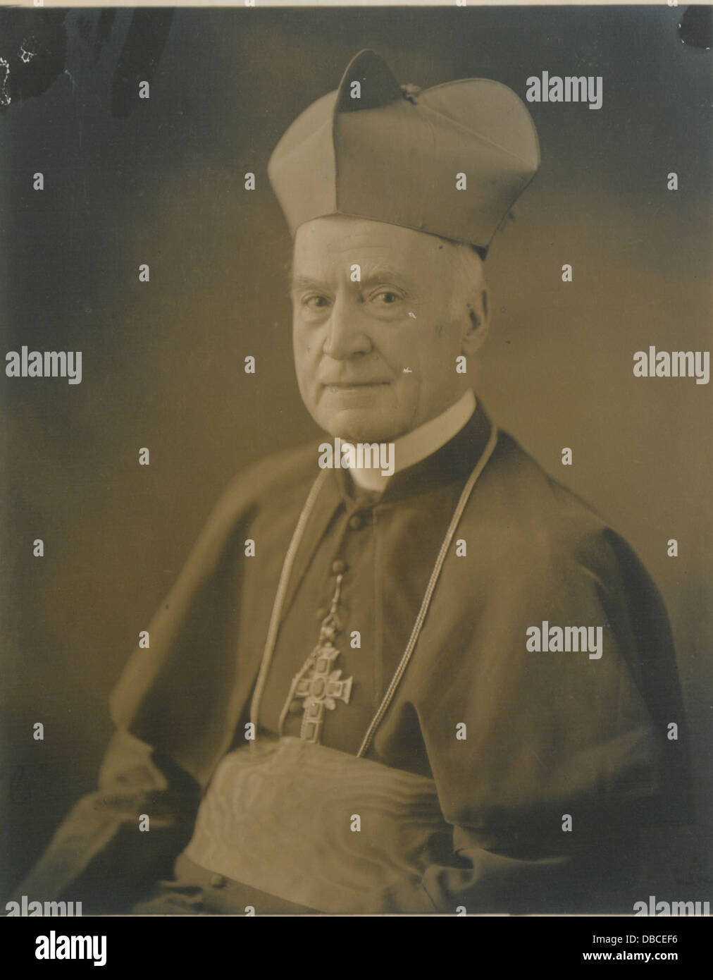 Dieses Porträt zeigt Monseigneur Gauthier, den Erzbischof von Ottawa, eine wichtige Persönlichkeit in der religiösen Gemeinschaft Kanadas. Seine Rolle in der katholischen Kirche wird in diesem formalen Bild hervorgehoben. Stockfoto