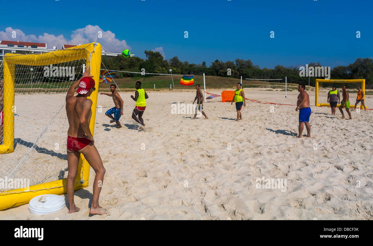 Marseille Frankreich, Europäer im Urlaub, Beachvolleyball-Spiel in Südfrankreich, Jungen, Sommerferien Spaß Stockfoto