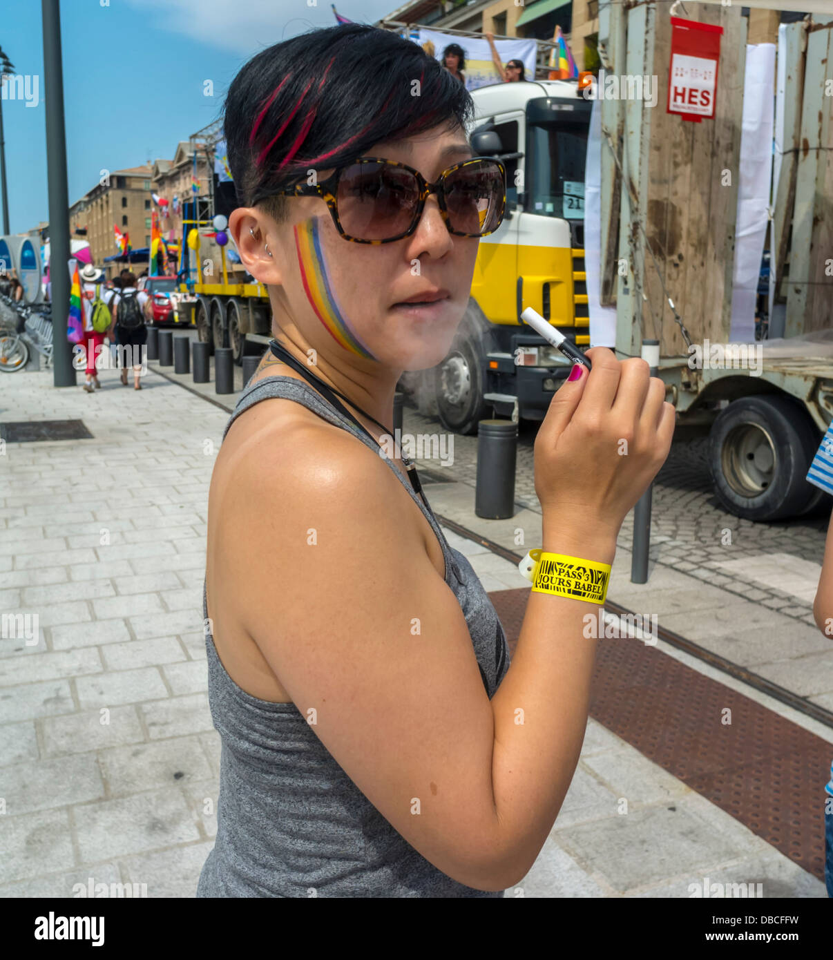 Marseille, Frankreich, Touristen, die Vieux Port Gegend besuchen, Straßenszenen, Asiatische Teenie Rauchen elektronische Zigarette Mädchen Stockfoto