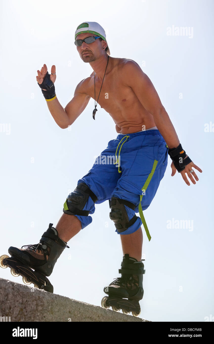 junger Mann mit Inline-Skates im Sommer im freien Rollerblades skater Stockfoto