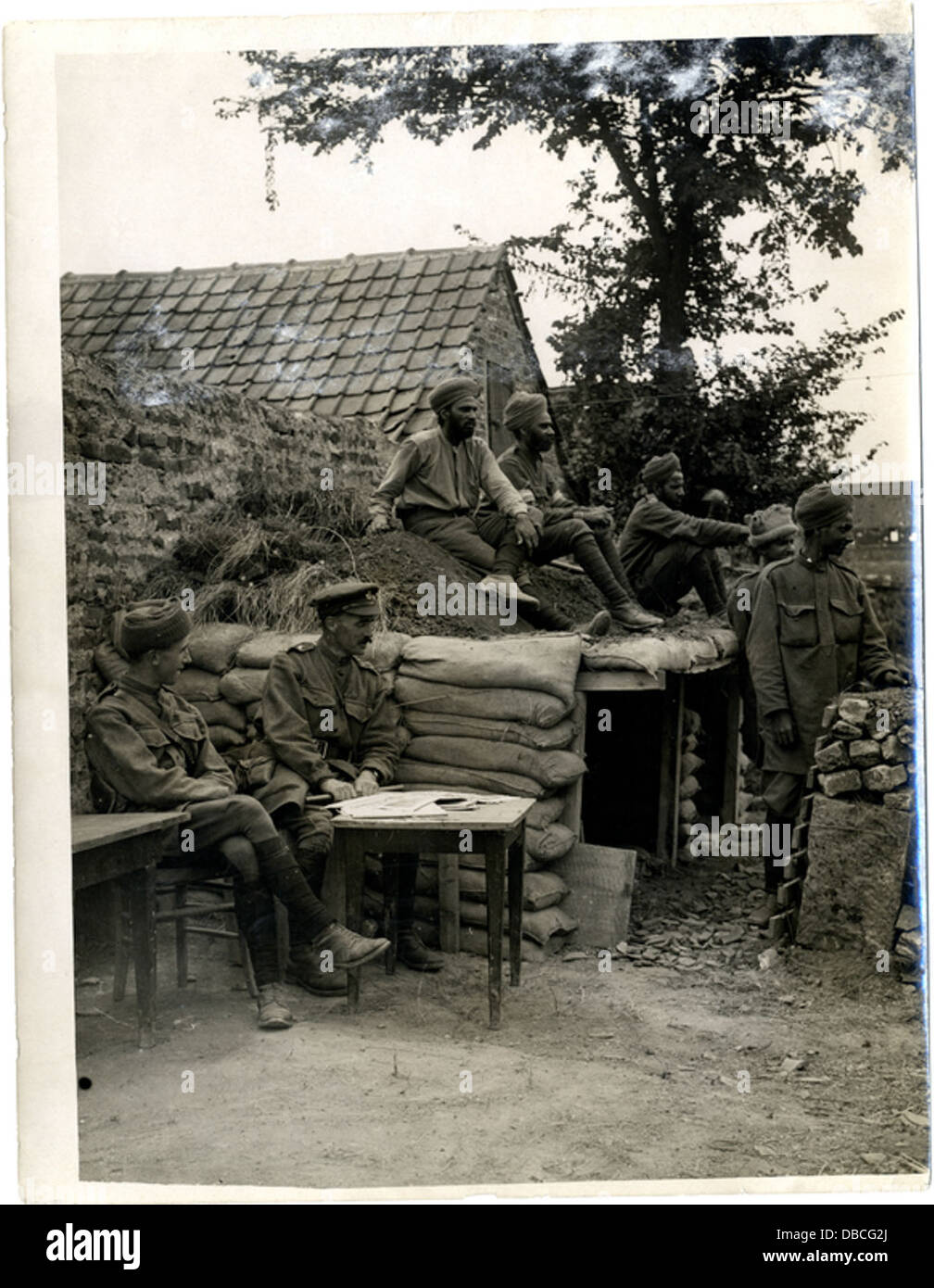 Eine Fotografie der Offiziersaufbauten, die als Residenz eines Kommandanten der Indischen Infanterie diente. Das Bild spiegelt das militärische Leben während der Kolonialzeit wider. Stockfoto