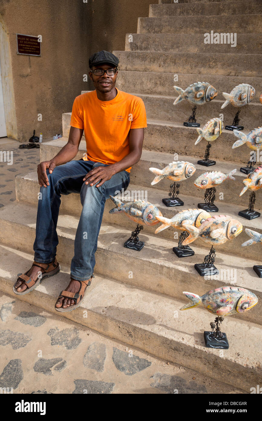 El Hadj Keita, Bildhauer und seine Art Displayed in das Fort Estrees, alle zwei Jahre stattfindenden Kunstfestivals Goree Island, Senegal. Stockfoto