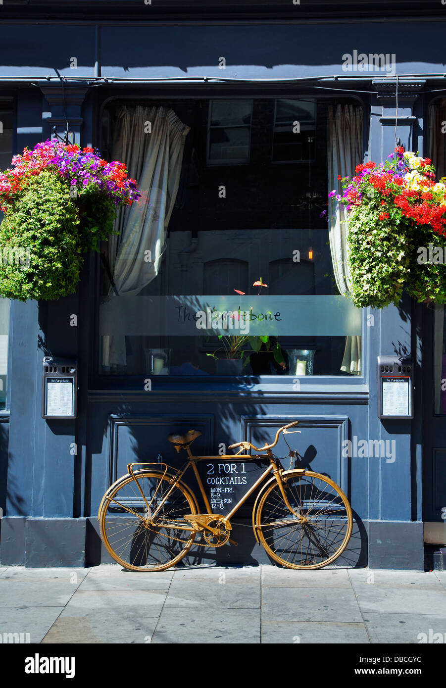 Altes Fahrrad Werbung Cocktails außerhalb der Marylebone Pub und Bar, Moxon Street, London, England, UK, Europa Stockfoto