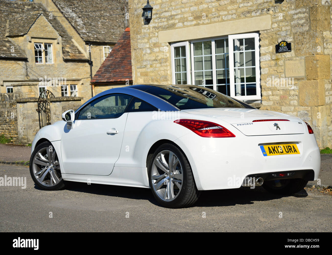 Weißen Peugeot RCZ kompakte Sportwagen, Swinbrook, Oxfordshire, England, Vereinigtes Königreich Stockfoto
