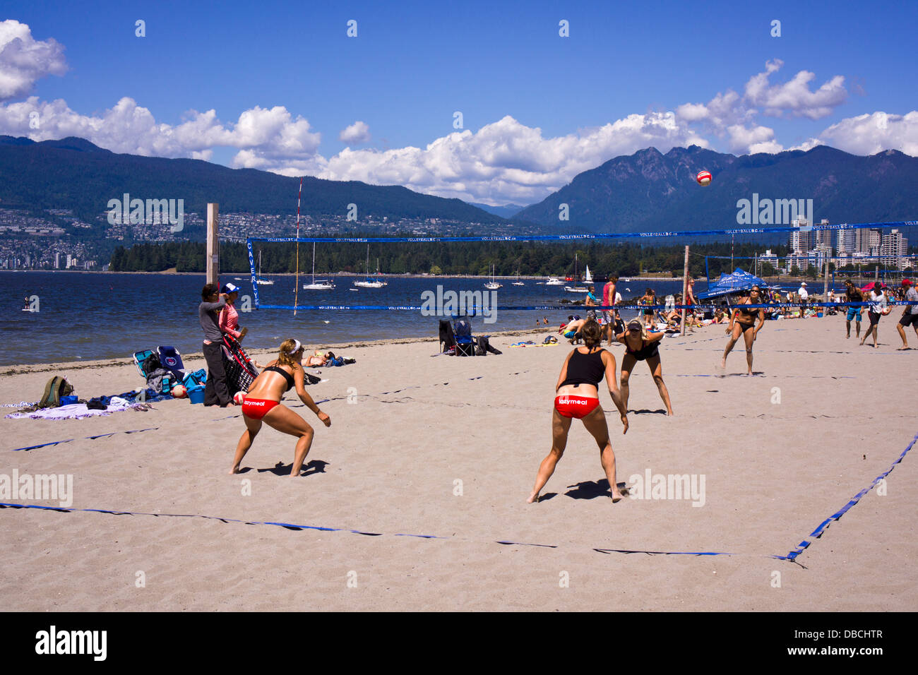 Beach-Volleyball-Spieler am Kitsilano Beach. Vancouver, British Columbia, Kanada. Stockfoto