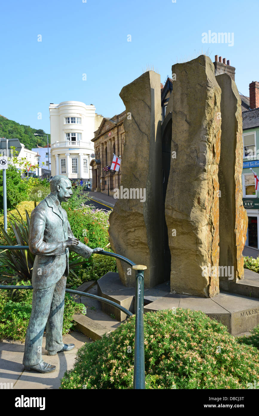 Der Enigma-Brunnen und die Statue von Sir Edward Elgar, Belle Vue Island, Great Malvern, Worcestershire, England, Vereinigtes Königreich Stockfoto