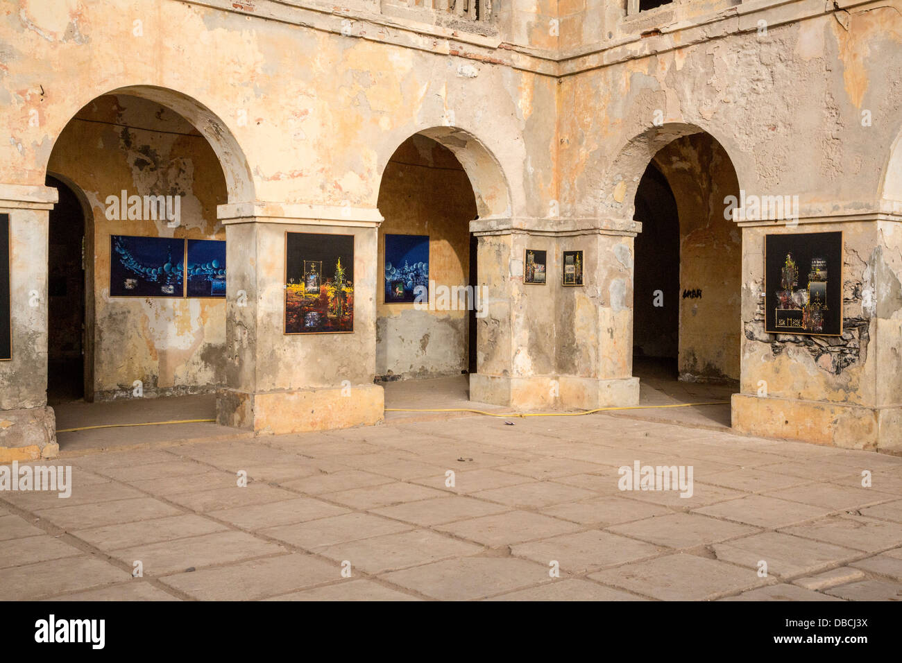 Gemälde von 'Mr Co' (Corentin Faye) auf dem Display in der ehemaligen Residenz des französischen kolonialen Gouverneur, Goree Island, Senegal. Stockfoto