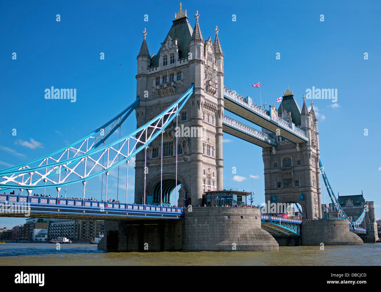 Londons berühmte Tower Bridge vom Tower of London. Stockfoto