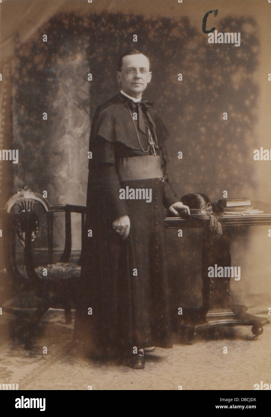 Dieses Foto zeigt Monseigneur Paul Bruchesi, den Erzbischof von Montreal, in seiner klerikalen Kleidung. Er war ein wichtiger religiöser Führer in Montreals katholischer Gemeinde. Stockfoto