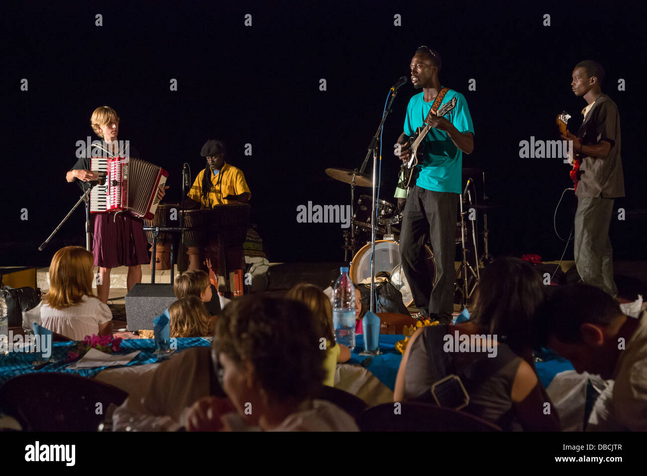 Patrice und Marie Diandy Orchester spielen für Abendessen Gäste, alle zwei Jahre stattfindenden Kunstfestivals Goree Island, Senegal Stockfoto