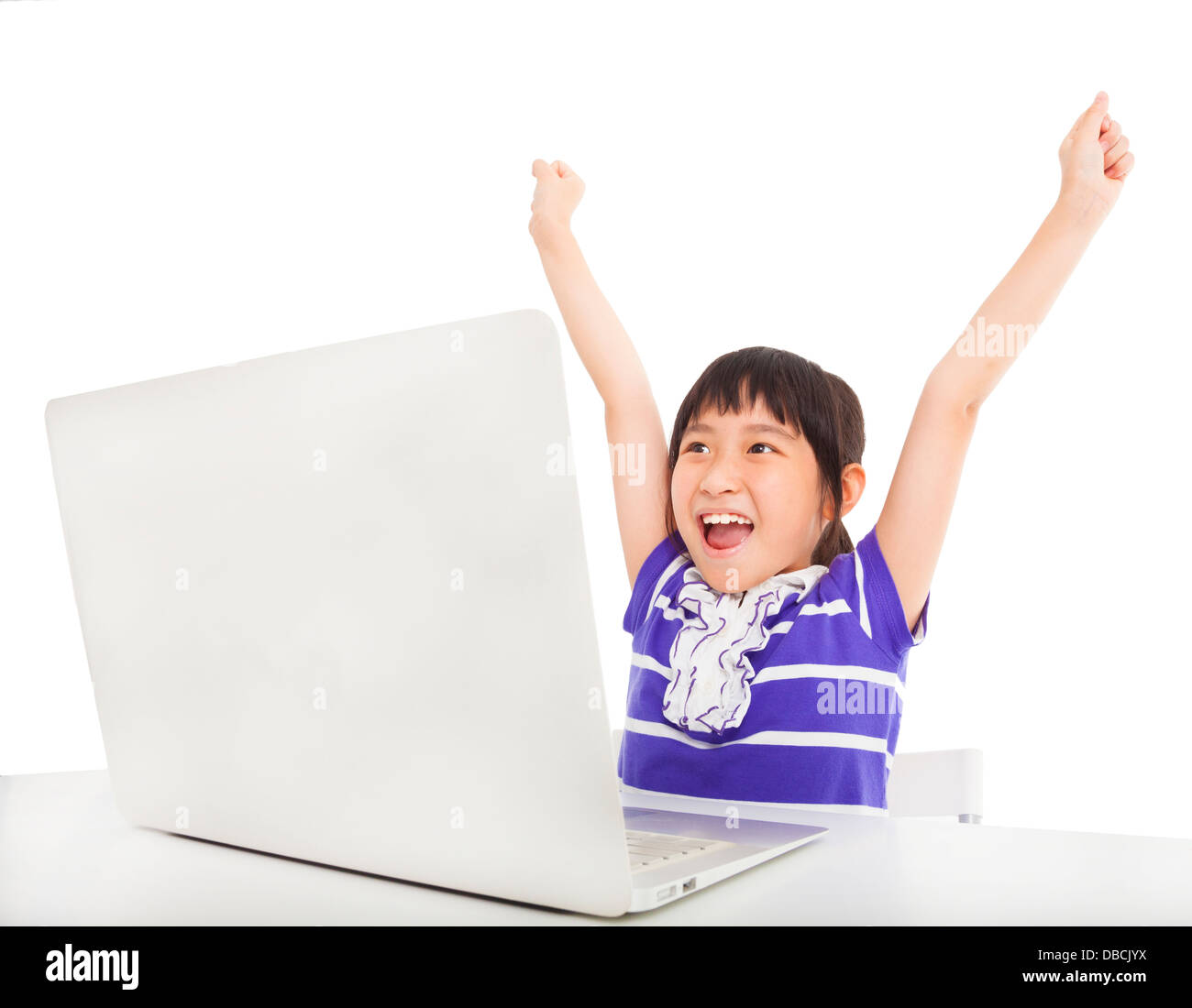 glückliche kleine Mädchen lernen Computer im Klassenzimmer Stockfoto