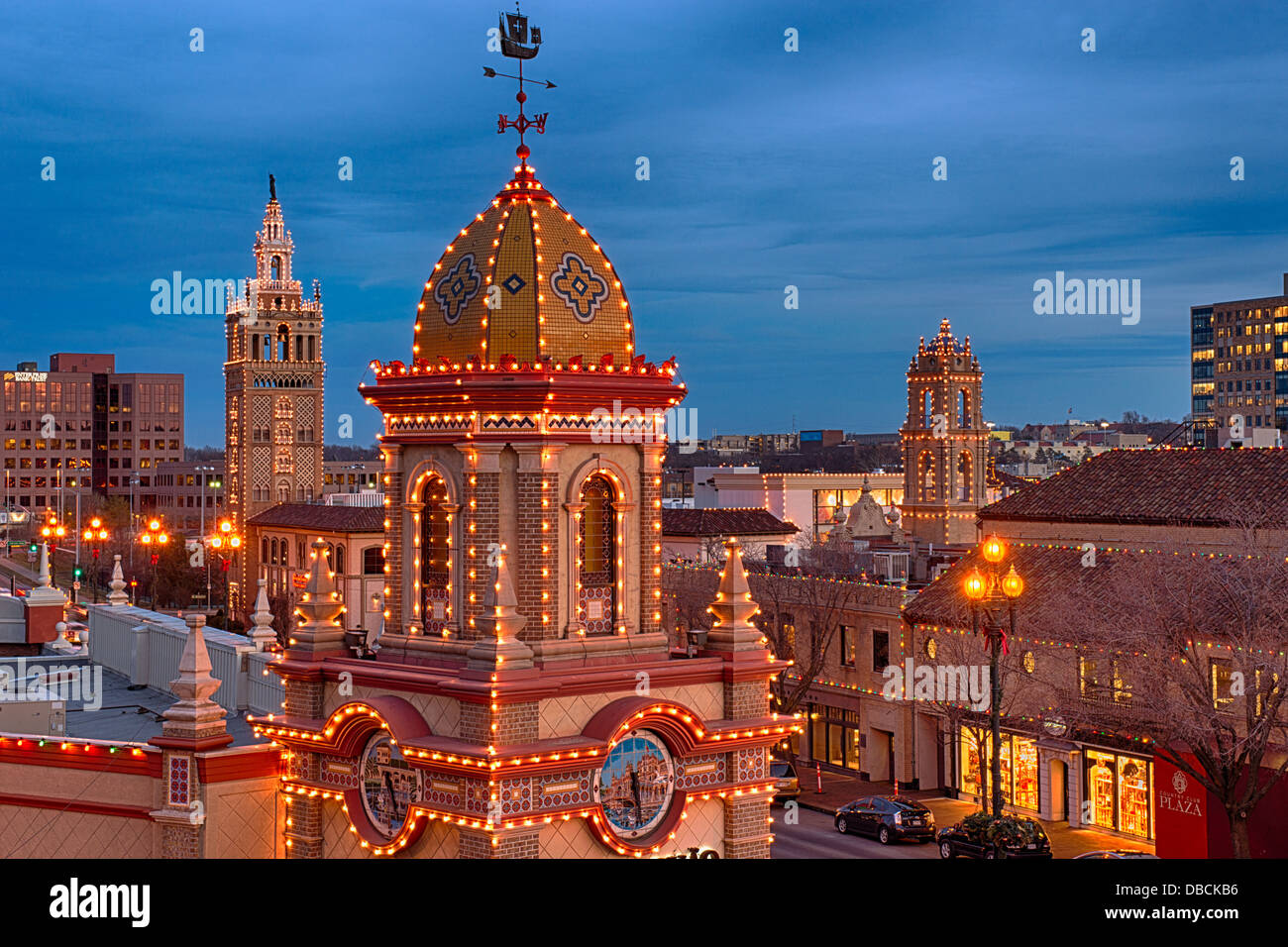 Foto von einer Einkaufsstraße dekoriert für die Weihnachtsferien. Country Club Plaza in Kansas City Missouri Stockfoto