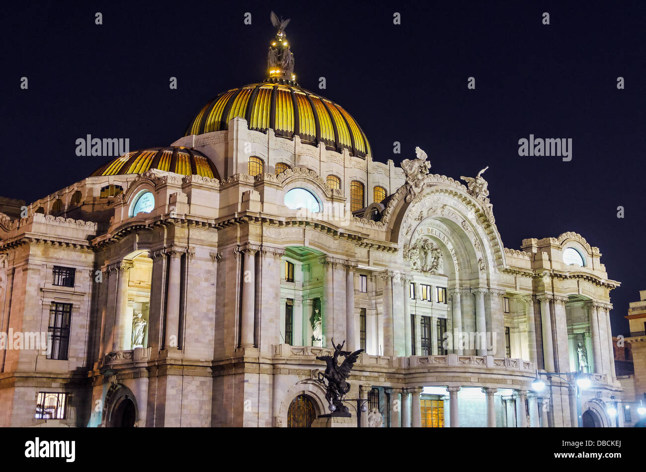 Palast der schönen Künste in Mexiko-Stadt bei Nacht gesehen Stockfoto