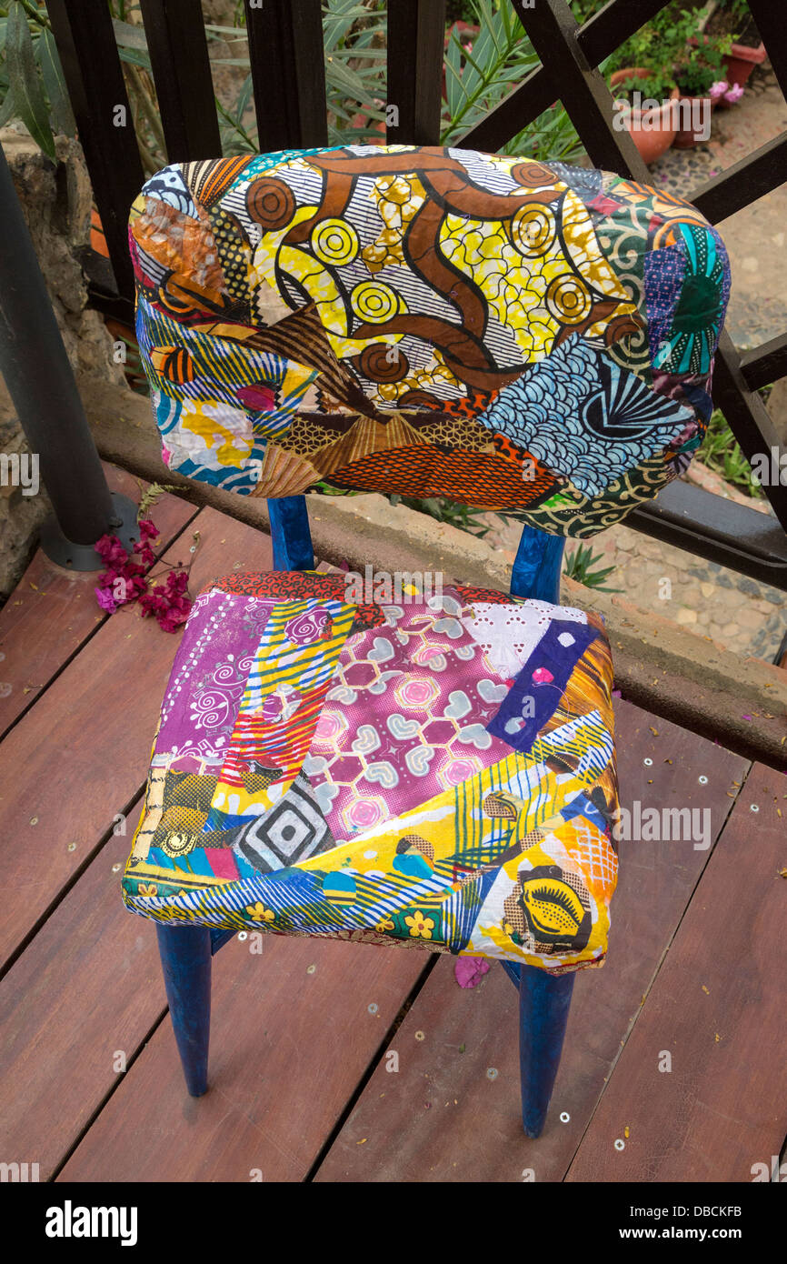 Bunte künstlerische Möbel von Künstler Amadou Kane Sy, alle zwei Jahre stattfindenden Kunstfestivals, Goree Island, Senegal gemacht. Stockfoto