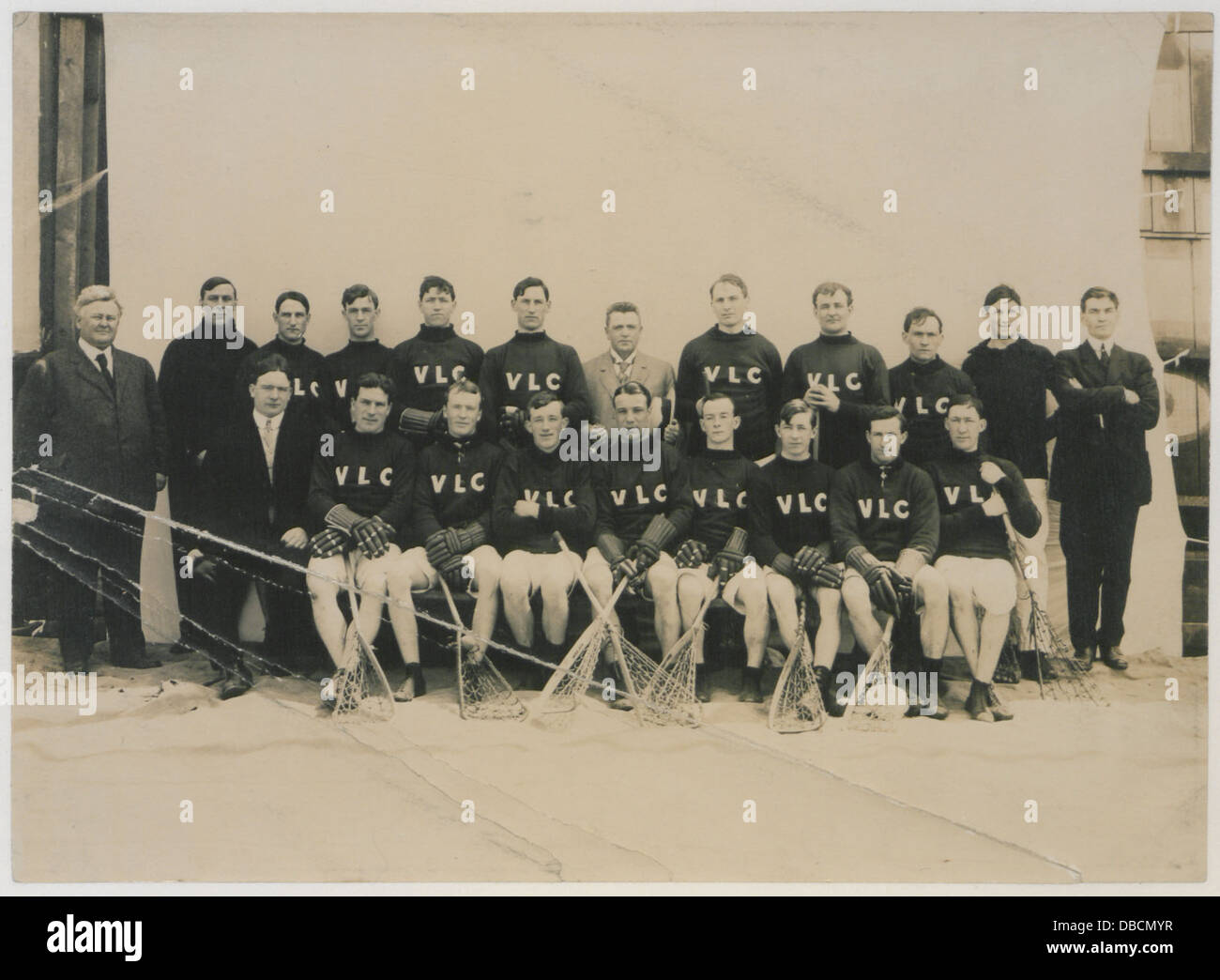 Dieses Foto zeigt den Vancouver Lacrosse Club, der Mitglieder des Teams während eines Lacrosse-Spiels in Vancouver in Aktion hält. Stockfoto