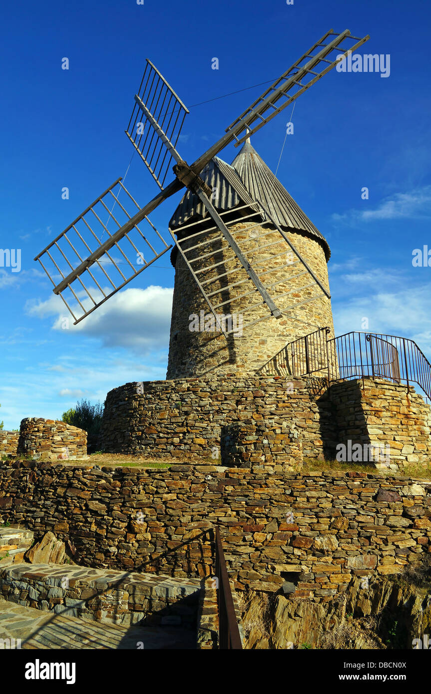 Alte Steinwindmühle Collioure, Roussillon, Pyrenees Orientales, Frankreich Stockfoto