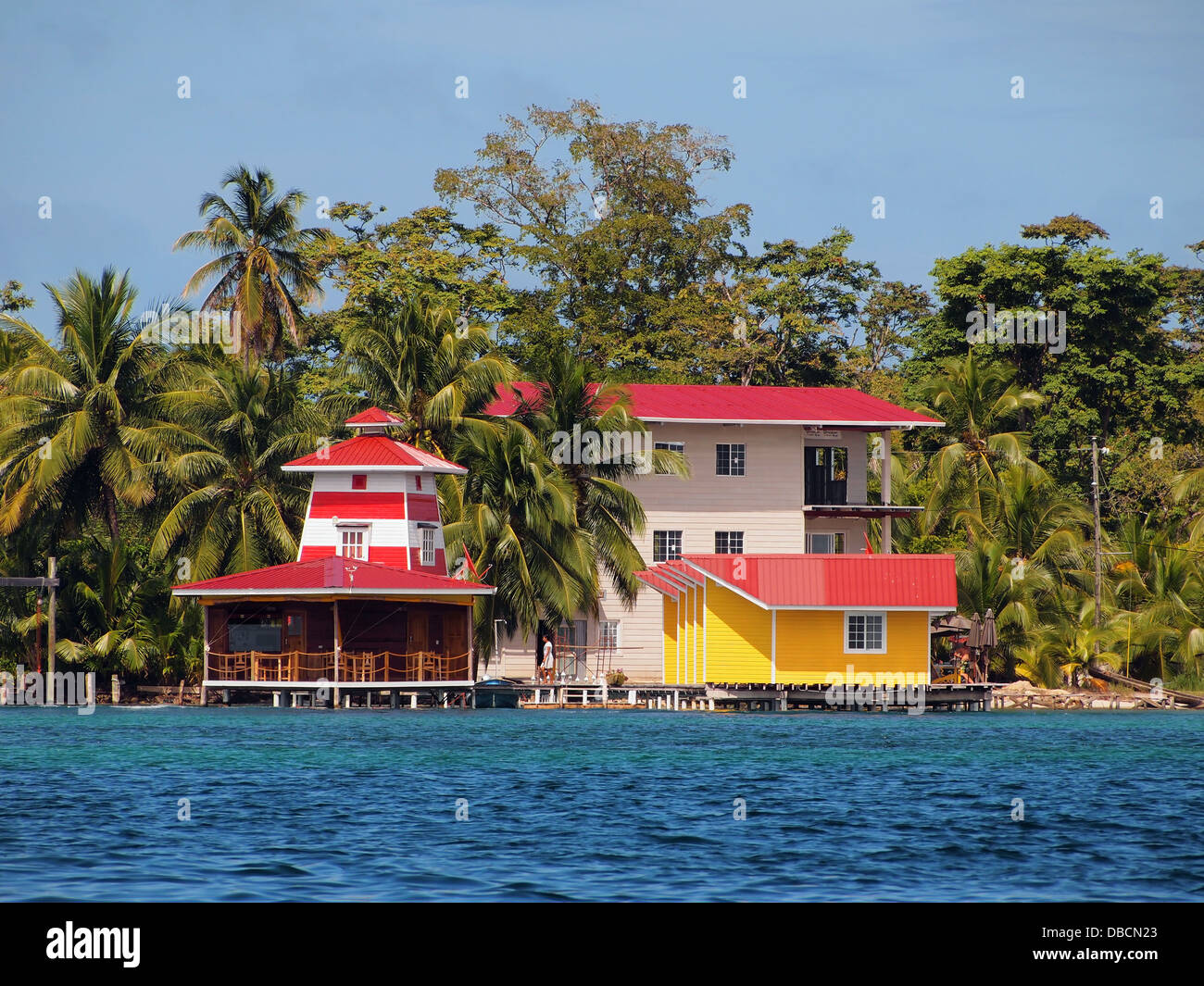 Tropische Küste mit bunten Resort über dem Meer, Karibik, Bocas del Toro, Panama Stockfoto