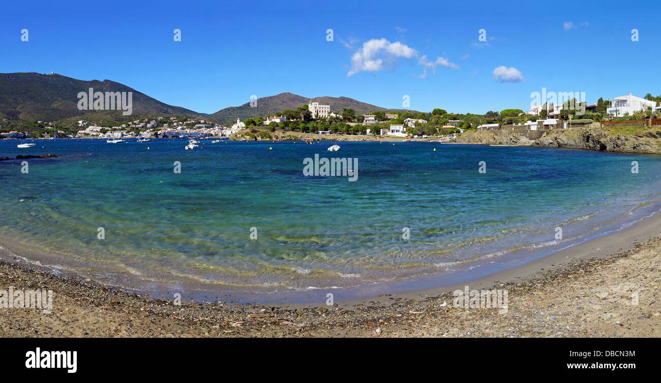 Mediterrane Bucht Panorama mit der Ortschaft Cadaques in Hintergrund, Katalonien, Costa Brava, Spanien Stockfoto