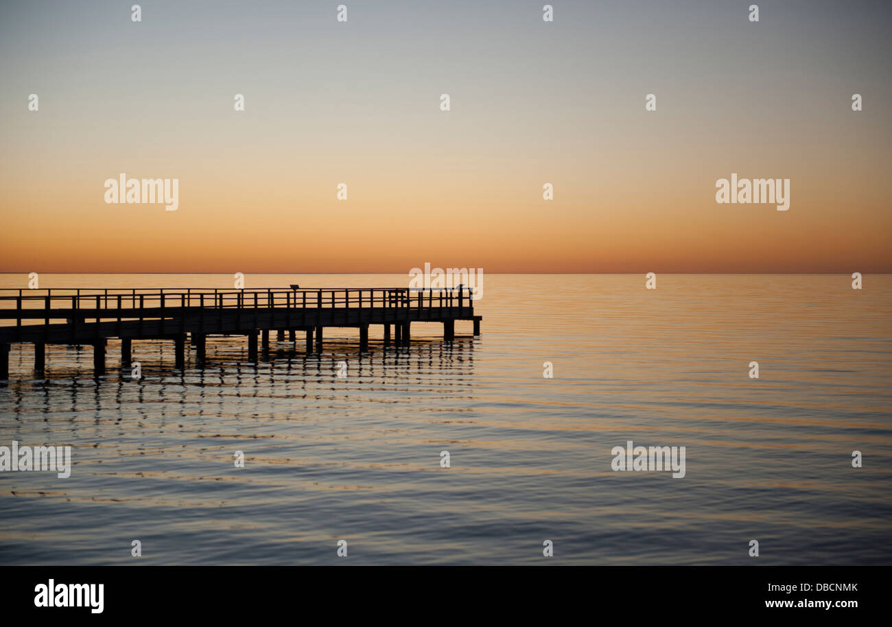 Sonnenuntergang über den Holzsteg der Hamelin Pool Shark Bay World Heritage Area, Western Australia Stockfoto